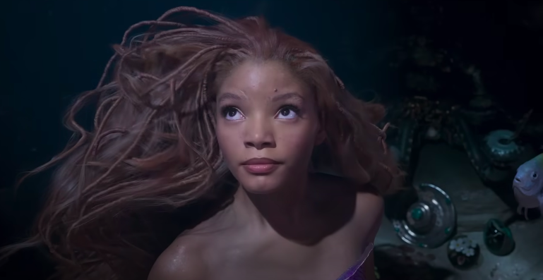 A Pequena Sereia (crítica) – Halle Bailey encanta em um filme aquém da sua história